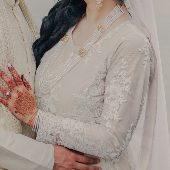 Romantic White & Ivory Satin and Lace Gown Bridal Wedding Dress Partywear - Picture 3 of 8